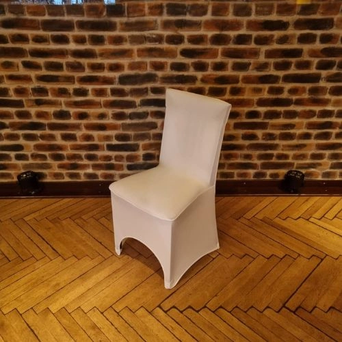 Stuhlhusse mit Bogen aus seitlicher Perspektive vor einer rötlichen Steinwand