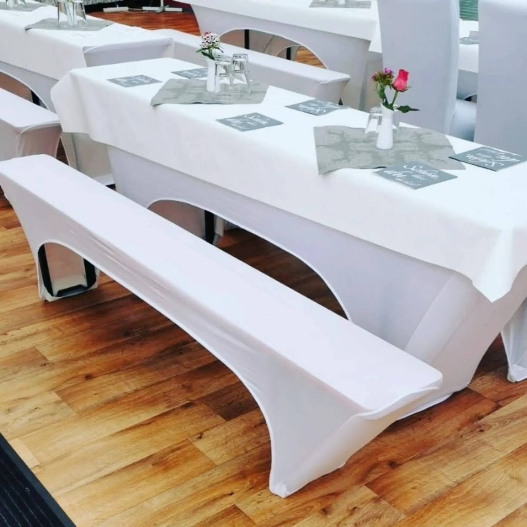 Stuhlhussen mieten in Osnabrück & Umgebung: Weiße Hussen auf einer Bierzeltgarnitur