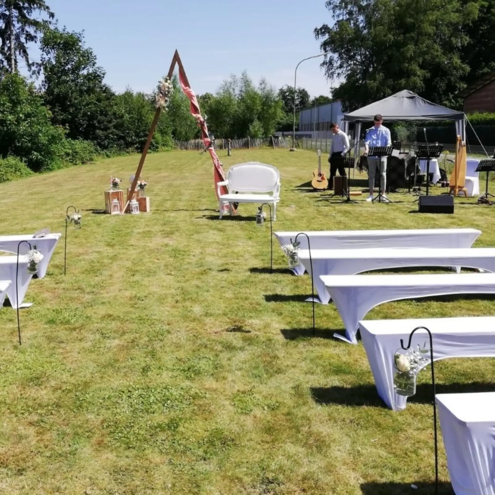 Stuhlhussen mieten in Osnabrück & Umgebung: Weiße Hussen bei einer freien Trauung im Freien